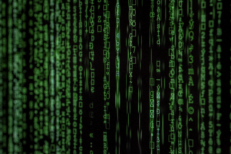 Linhas de código em tela escura representando dados em movimento